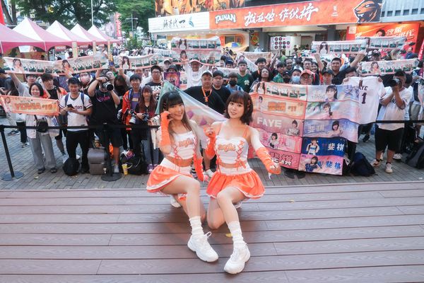 ▲統一獅女孩與球迷親切互動。（圖／統一獅提供）