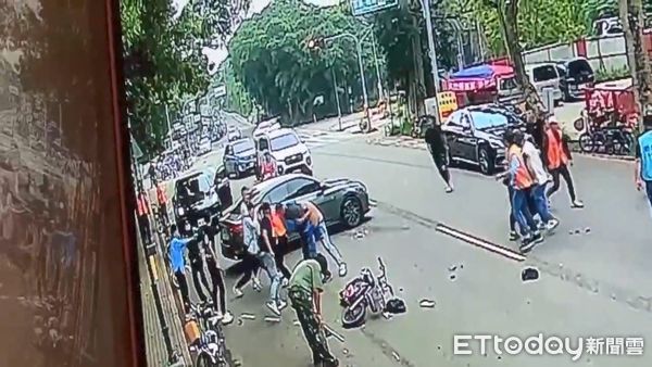 ▲▼后里馬場旁的腳踏車業者為攬客起糾紛，竟而有10多人打群架，有6男2女受傷送醫。（圖／民眾提供，下同）