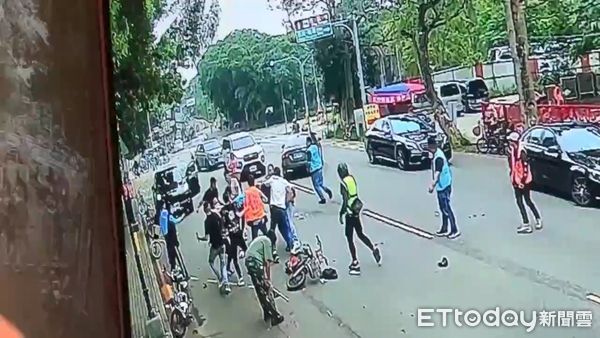 ▲▼后里馬場旁的腳踏車業者為攬客起糾紛，竟而有10多人打群架，有6男2女受傷送醫。（圖／民眾提供，下同）