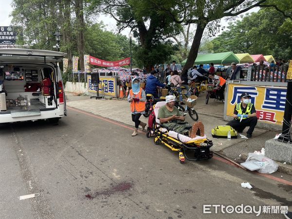 ▲▼后里馬場旁的腳踏車業者為攬客起糾紛，竟而有10多人打群架，有6男2女受傷送醫。（圖／民眾提供，下同）