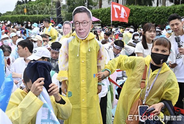 ▲▼ 國民黨主辦426「反綠共 戰獨裁 凱道一起站出來！」大型集會活動，民眾黨支持者在舞台前自成一區 。（圖／記者李毓康攝）