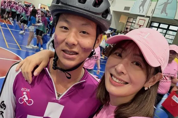 ▲賈永婕見兒子成功環島哭了。（圖／翻攝自賈永婕臉書）