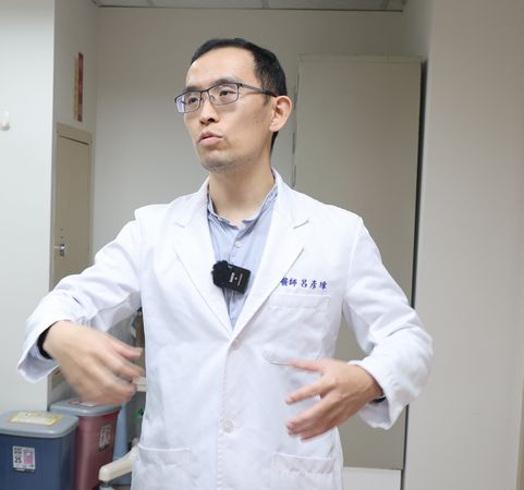 ▲▼員榮醫療體系員榮醫院中醫部呂彥璋醫師解說如何練習腹部呼吸。（圖／員榮醫院提供）