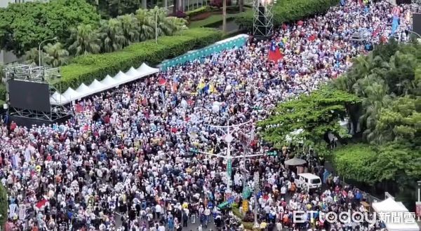 ▲▼國民黨發起「反綠共，戰獨裁」集會，參與民眾陸續湧入凱道。（圖／攝影中心）