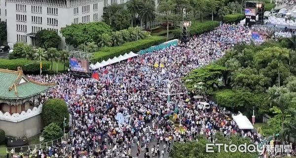 ▲▼國民黨發起「反綠共，戰獨裁」集會，參與民眾陸續湧入凱道。（圖／攝影中心）