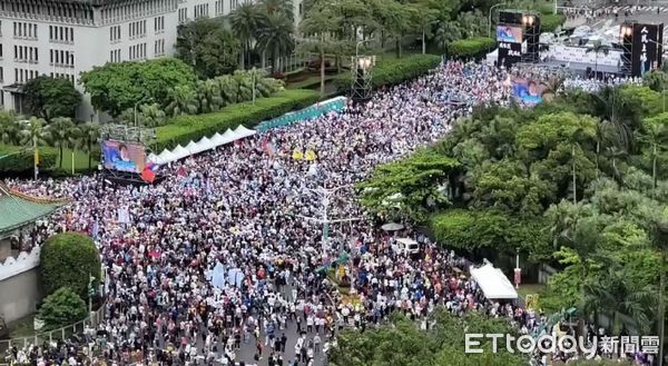 ▲▼國民黨發起「反綠共，戰獨裁」集會，參與民眾陸續湧入凱道。（圖／攝影中心）