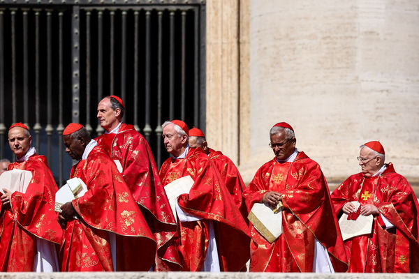▲▼26日，樞機主教們在梵蒂岡聖伯多祿廣場參加教宗方濟各的葬禮彌撒。（圖／路透）