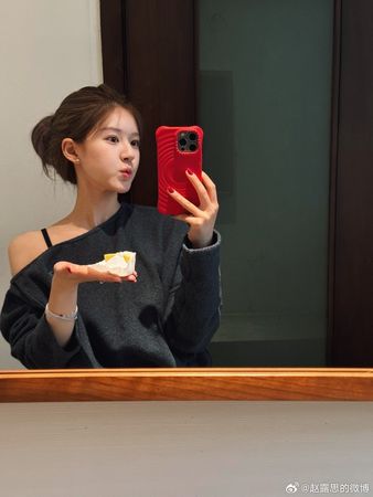 ▲趙露思近期釋出為美妝品牌代言的照片。（圖／翻攝自趙露思微博）