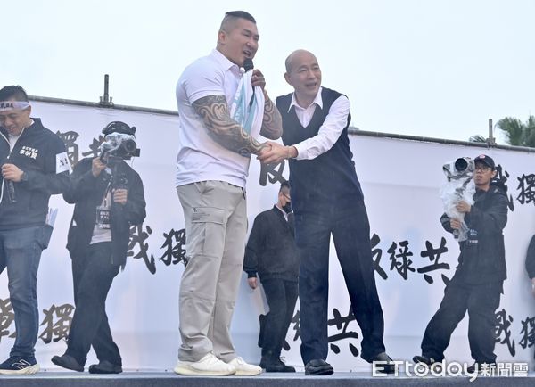 ▲▼ 國民黨主辦426「反綠共 戰獨裁 凱道一起站出來！」大型集會活動，館長與韓國瑜。（圖／記者李毓康攝）