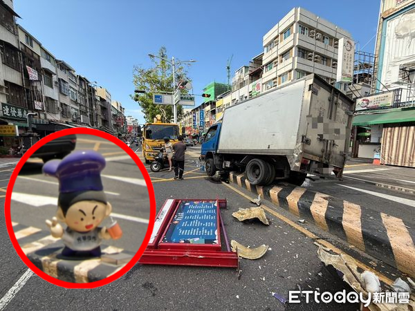 ▲▼一輛裝載衛生冰塊的小貨車不明原因衝撞分隔島，分隔島上美食娃娃公仔被撞成碎片。（圖／記者吳世龍翻攝）