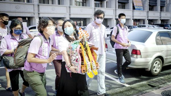 ▲《民主，練習中》描述三位太陽花世代年輕人從社運走進地方政治的故事。（圖／海鵬提供）