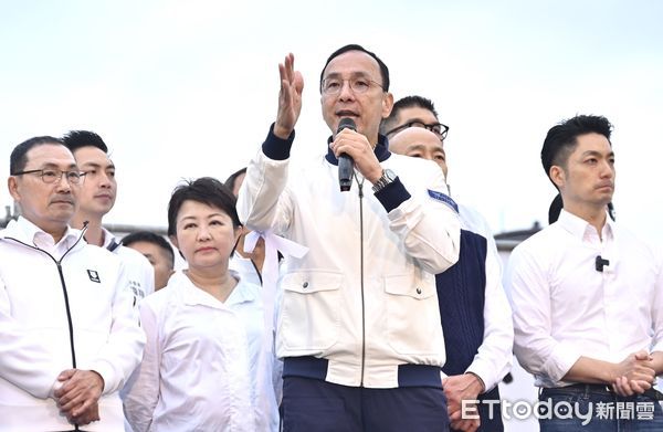▲▼ 國民黨主辦426「反綠共 戰獨裁 凱道一起站出來！」大型集會活動，國民黨黨主席朱立倫率縣市長蔣萬安、盧秀燕、侯友宜等人上台。（圖／記者李毓康攝）