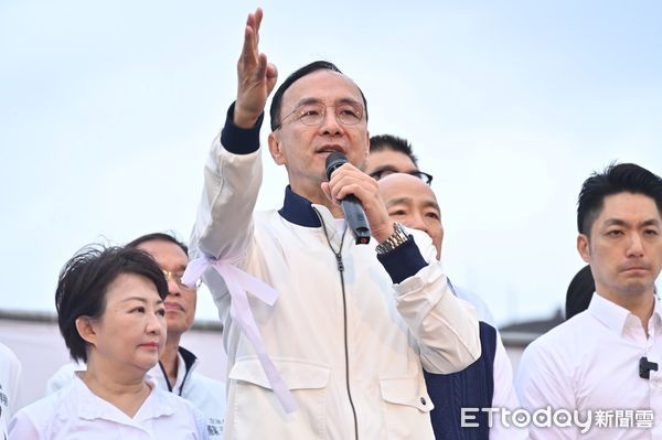 ▲▼ 國民黨主辦426「反綠共 戰獨裁 凱道一起站出來！」大型集會活動，國民黨黨主席朱立倫率縣市長蔣萬安、盧秀燕、侯友宜等人上台。（圖／記者李毓康攝）