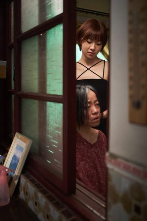 ▲《雲靄之詩》范瑞君飾用藥過度思覺失調患者，陳又瑄賣力扮孝女白琴。（圖／公視提供）