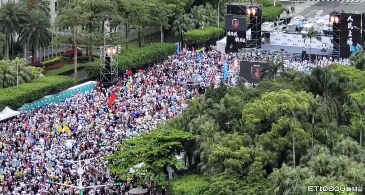 ▲國民黨發起「反綠共，戰獨裁」集會，參與民眾陸續湧入凱道。（圖／攝影中心）