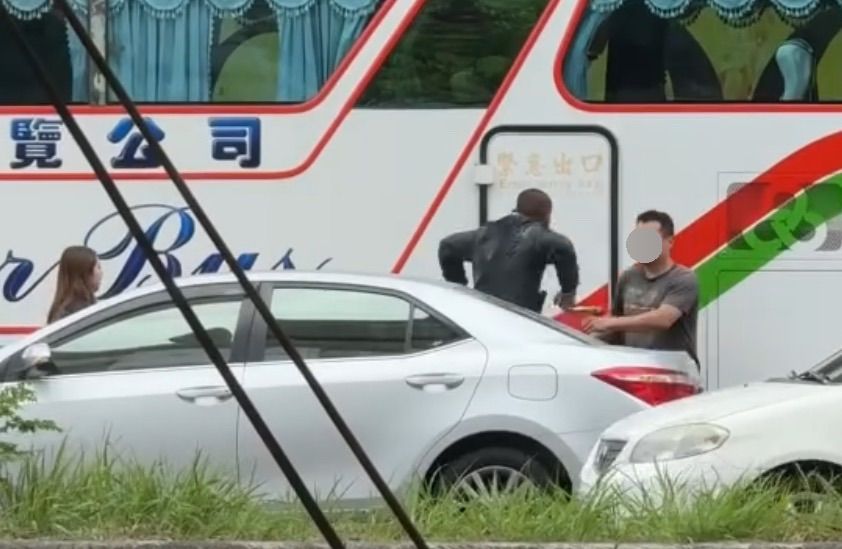 ▲▼台南市中華東路一段與平實路口發生民眾糾紛案件，初步了解為騎士與自小客車的行車糾紛。路旁勸阻的路人，卻意外捲入衝突。（圖攝自/threads/rainvanish）