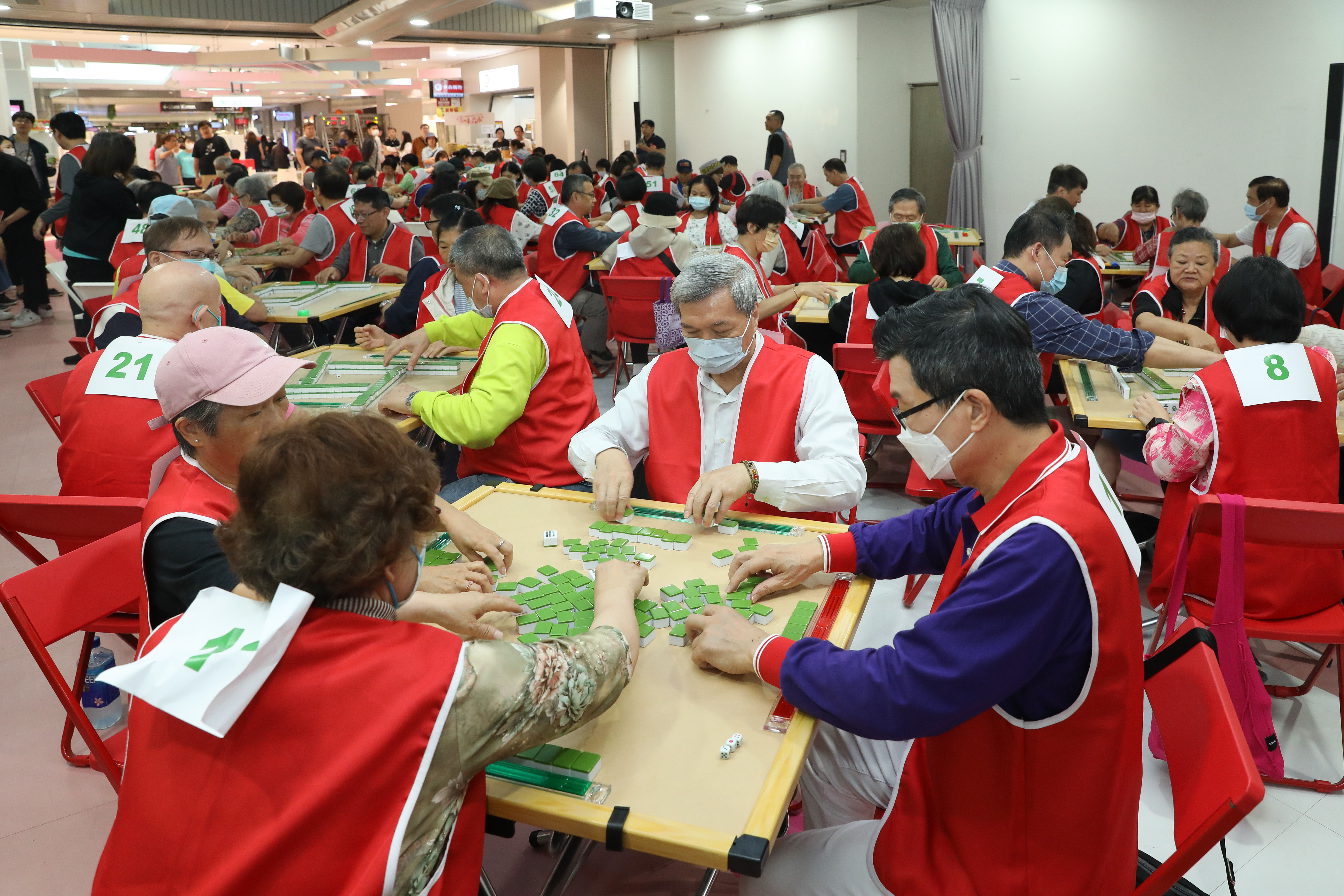 ▲▼東森廣場K區地下街第13屆東森健康長壽盃麻將大賽。（圖／記者李毓康攝）