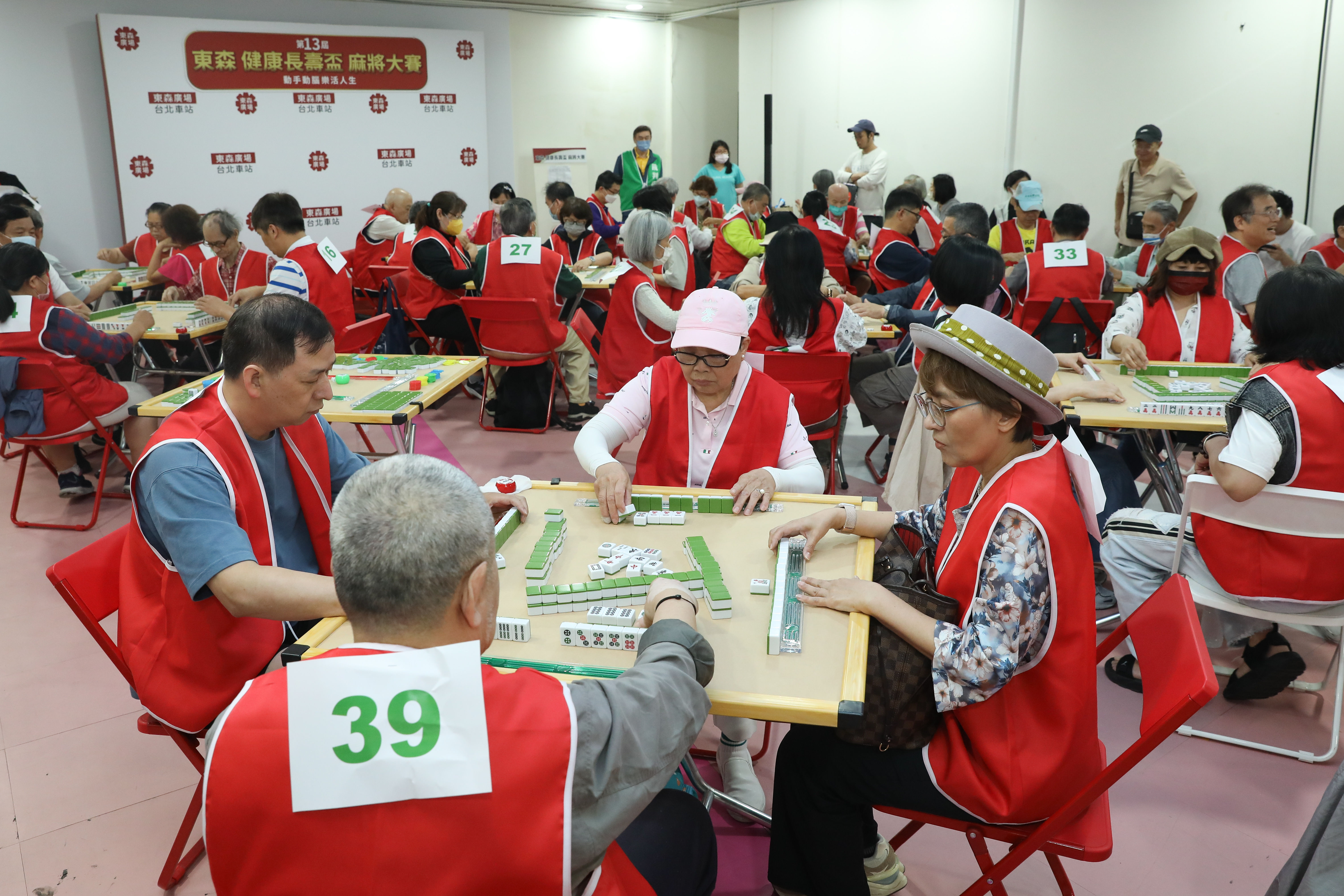 ▲▼東森廣場K區地下街第13屆東森健康長壽盃麻將大賽。（圖／記者李毓康攝）