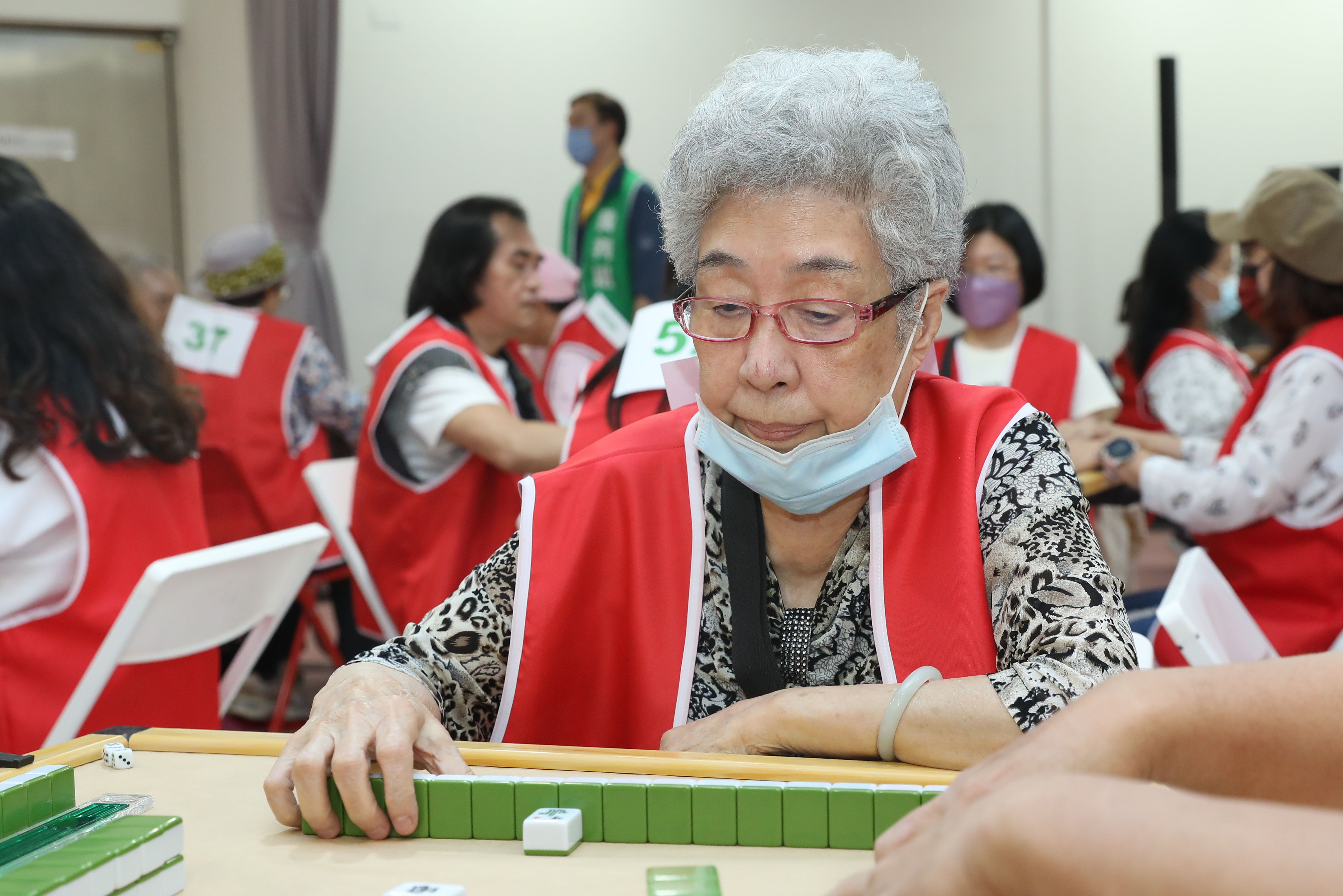 ▲▼東森廣場K區地下街第13屆東森健康長壽盃麻將大賽。（圖／記者李毓康攝）