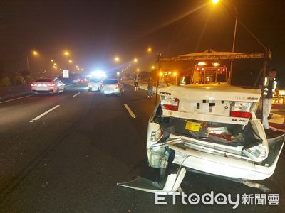 國1岡山段深夜3車連環撞　女駕駛沒注意車況...7人輕傷送醫