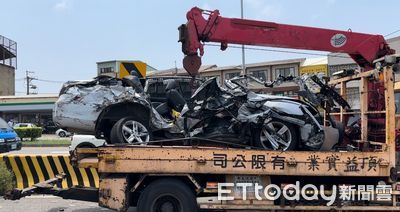向上路連環撞3車近全毀！慘照曝光「駕駛奇蹟輕傷」　女騎士骨折