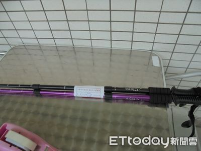 法拍競標物一片車海　赫見「2根登山杖+雨傘」價值僅300元