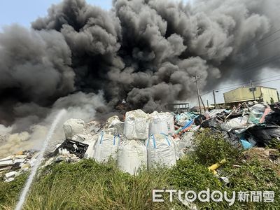 雲林縣土庫鎮火警！資源回收場不明原因燃燒　黑煙直竄天際畫面曝