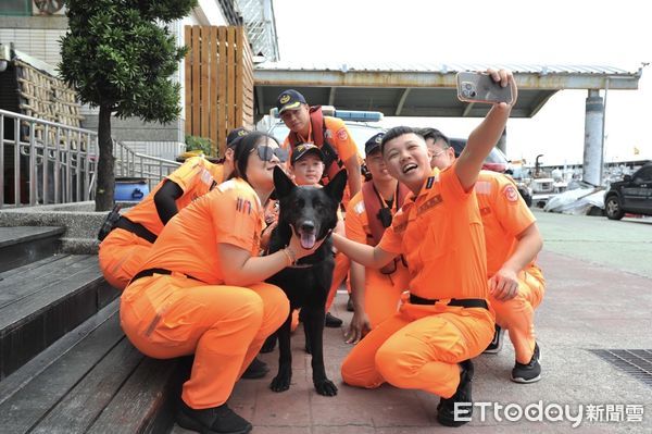 ▲東部分署歡送偵搜犬鐵諾退休。（圖／記者楊漢聲翻攝）
