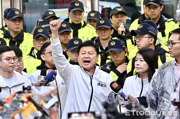 ▲▼ 國民黨主席朱立倫主動前往中正一分局應訊，傅崐萁與支持者在分局外持續聲援。（圖／記者李毓康攝）