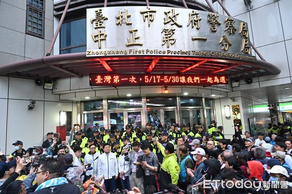 ▲▼ 國民黨主席朱立倫主動前往中正一分局應訊，傅崐萁與支持者在分局外持續聲援。（圖／記者李毓康攝）