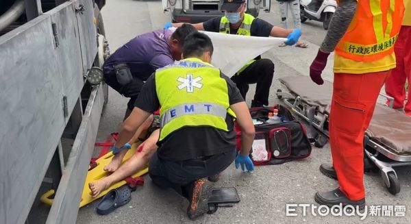 ▲老翁丟垃圾遭垃圾車壓傷送醫。（圖／記者楊漢聲翻攝）