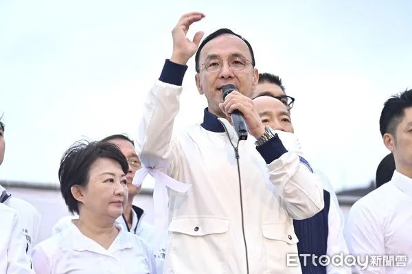 ▲▼ 國民黨主辦426「反綠共 戰獨裁 凱道一起站出來！」大型集會活動，國民黨黨主席朱立倫率縣市長蔣萬安、盧秀燕、侯友宜等人上台 。（圖／記者李毓康攝）