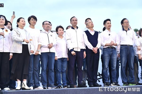 ▲▼ 國民黨主辦426「反綠共 戰獨裁 凱道一起站出來！」大型集會活動，國民黨黨主席朱立倫率縣市長蔣萬安、盧秀燕、侯友宜等人上台 。（圖／記者李毓康攝）