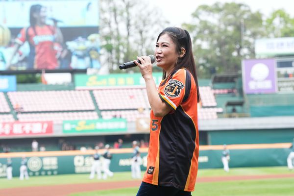 ▲黃妃為統一獅開球。（圖／統一獅提供）