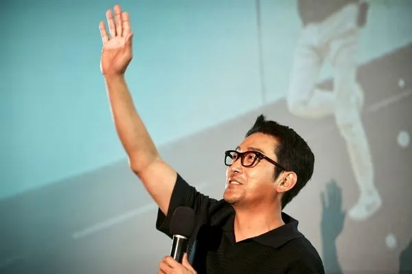 ▲▼ 《與神同行》河正宇現台北街頭！　2天走1萬8千步：來台辦快速通關。（圖／車庫娛樂提供）