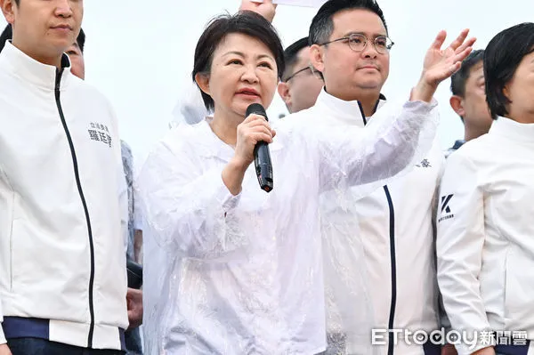 ▲▼國民黨主辦426「反綠共 戰獨裁 凱道一起站出來！」大型集會活動，台中市長盧秀燕(持麥克風者)。（圖／記者李毓康攝）