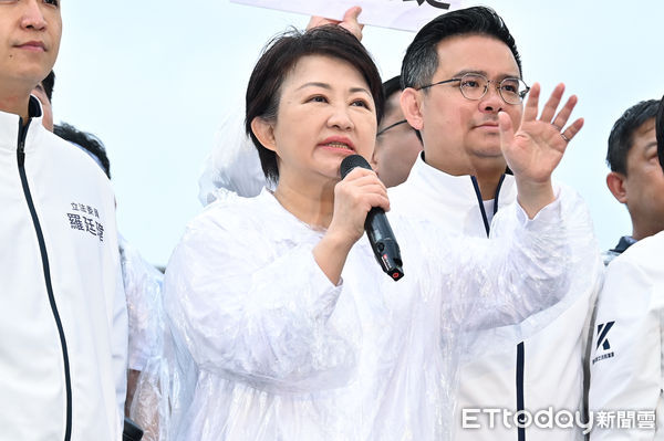 ▲▼國民黨主辦426「反綠共 戰獨裁 凱道一起站出來！」大型集會活動，台中市長盧秀燕(持麥克風者)。（圖／記者李毓康攝）