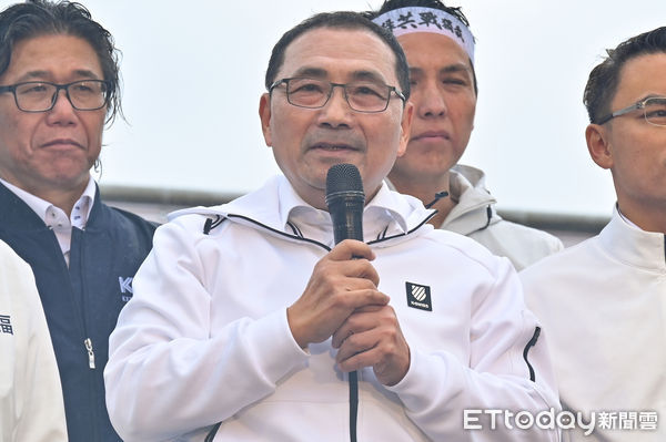 ▲▼國民黨主辦426「反綠共 戰獨裁 凱道一起站出來！」大型集會活動，新北市長侯友宜(持麥克風者)。（圖／記者李毓康攝）