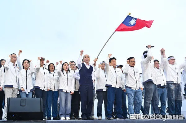 ▲▼國民黨主辦426「反綠共 戰獨裁 凱道一起站出來！」大型集會活動，立法院長韓國瑜率黨籍立委上台。（圖／記者李毓康攝）