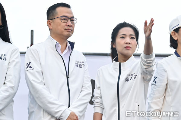 ▲▼國民黨主辦426「反綠共 戰獨裁 凱道一起站出來！」大型集會活動，國民黨立委羅智強(左)與徐巧芯(右)。（圖／記者李毓康攝）