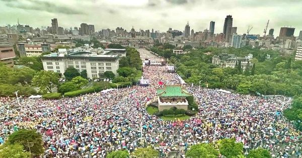 ▲戰獨裁凱道現場人潮爆滿。（圖／國民黨提供）
