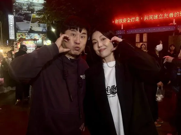 ▲胡瓜(左)與苗可麗在寧夏夜市。（圖／下面一位）