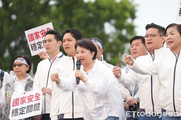 ▲▼「反綠共戰獨裁」行動落幕，朱立倫直奔警所做筆錄，盧秀燕一句話吸引數萬人跟隨。（圖／民眾提供，下同）