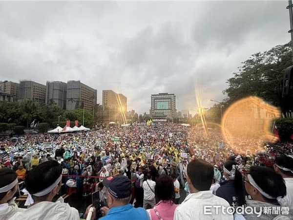 ▲▼「反綠共戰獨裁」行動落幕，朱立倫直奔警所做筆錄，盧秀燕一句話吸引數萬人跟隨。（圖／民眾提供，下同）
