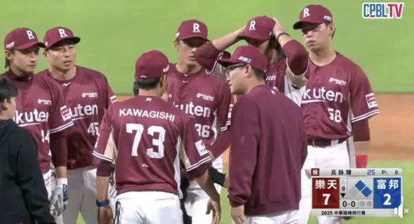 ▲▼呂詠臻差點被砸臉 。（圖／截自CPBL.TV）