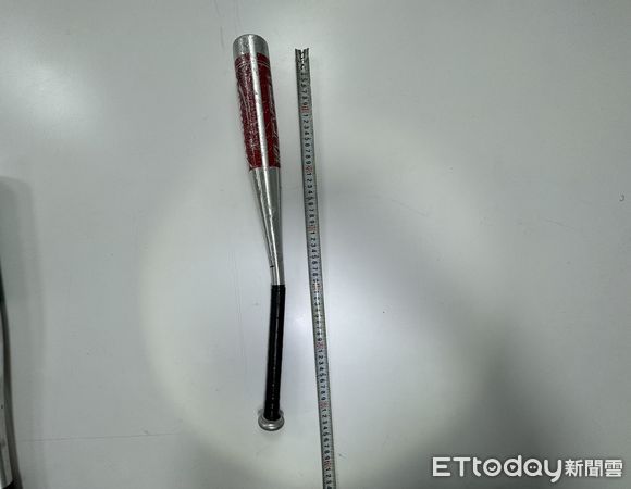 ▲▼大雅雙方人馬為1萬2債務發生18人街頭大混鬥，驚見狼牙棒西瓜刀，其中1人重度昏迷。（圖／民眾提供，下同）