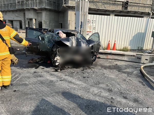 ▲▼高雄鳳山轎車自撞。（圖／記者吳世龍翻攝）