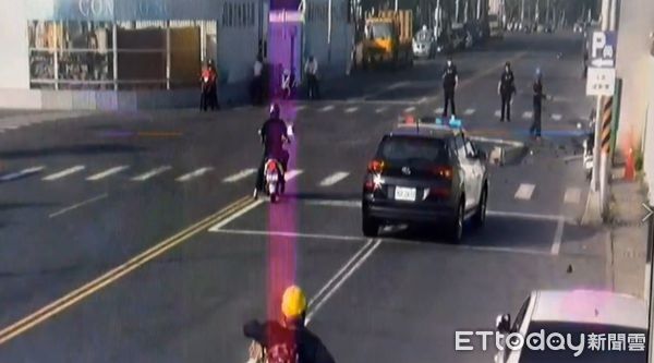 ▲▼高雄鳳山轎車自撞。（圖／記者吳世龍翻攝）