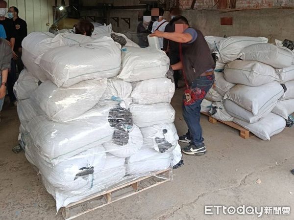 ▲▼查扣製菸機具、未成品菸絲315包總重5,355公斤。（圖／中壢警分局提供）