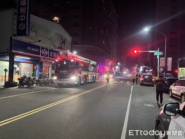 ▲一名男子受困在15樓高的外牆，緊抓廣告帆布喊救命             。（圖／記者吳奕靖翻攝）